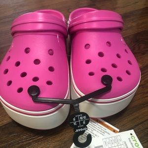 NWT Woman size 8 Platform hot pink Crocs
